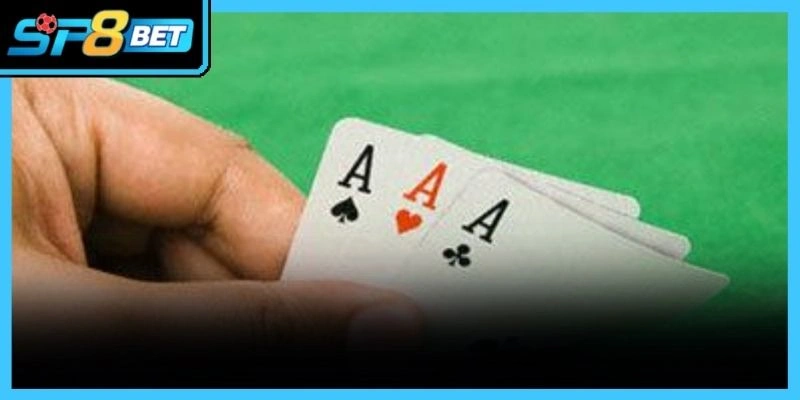 Người chơi tận hưởng cảm giác hồi hộp khi các lá bài lật mở thành công