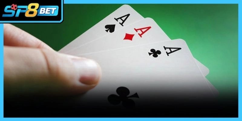 Người chơi tập trung cao độ trong ván bài quyết định để đạt kết quả tốt