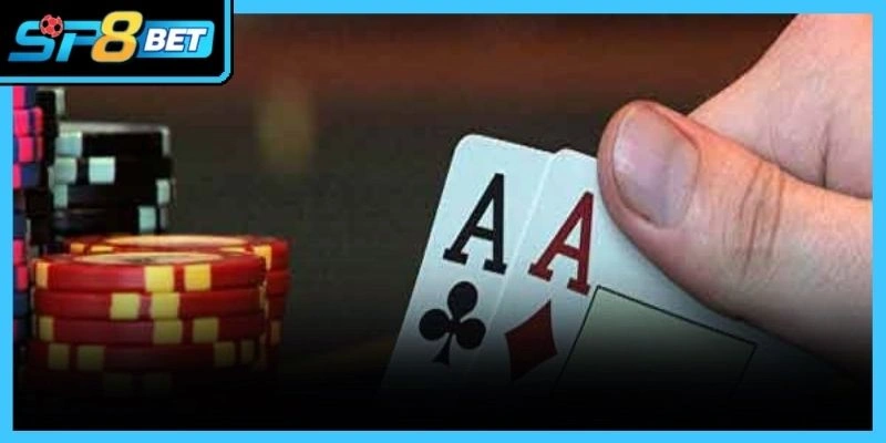 Người chơi tập trung cao độ trong ván bài quyết định để đạt kết quả tốt